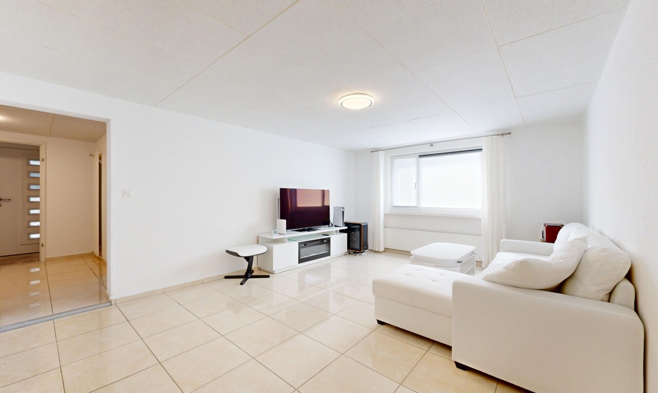 wohnzimmer mit fernseher, light floor, gipskartonwand, drywall, und inside property