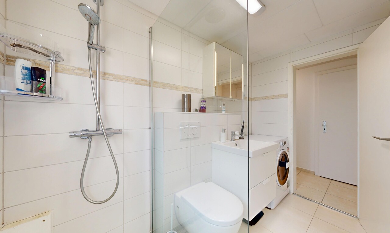 bad mit schminktisch, spiegel, komplettes badezimmer, inside property, und dusche