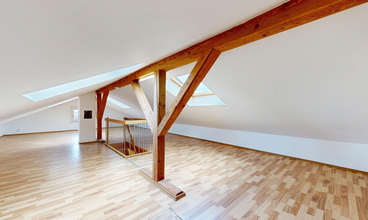 leerer raum mit wood finish floor, holzfußboden, vaulted ceiling, dachschräge, und inside property