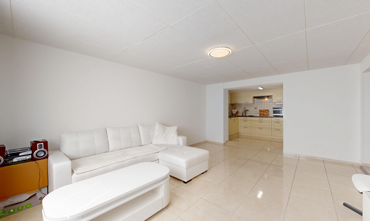 wohnzimmer mit drywall, gipskartonwand, inside property, tile floor, und fliesenboden