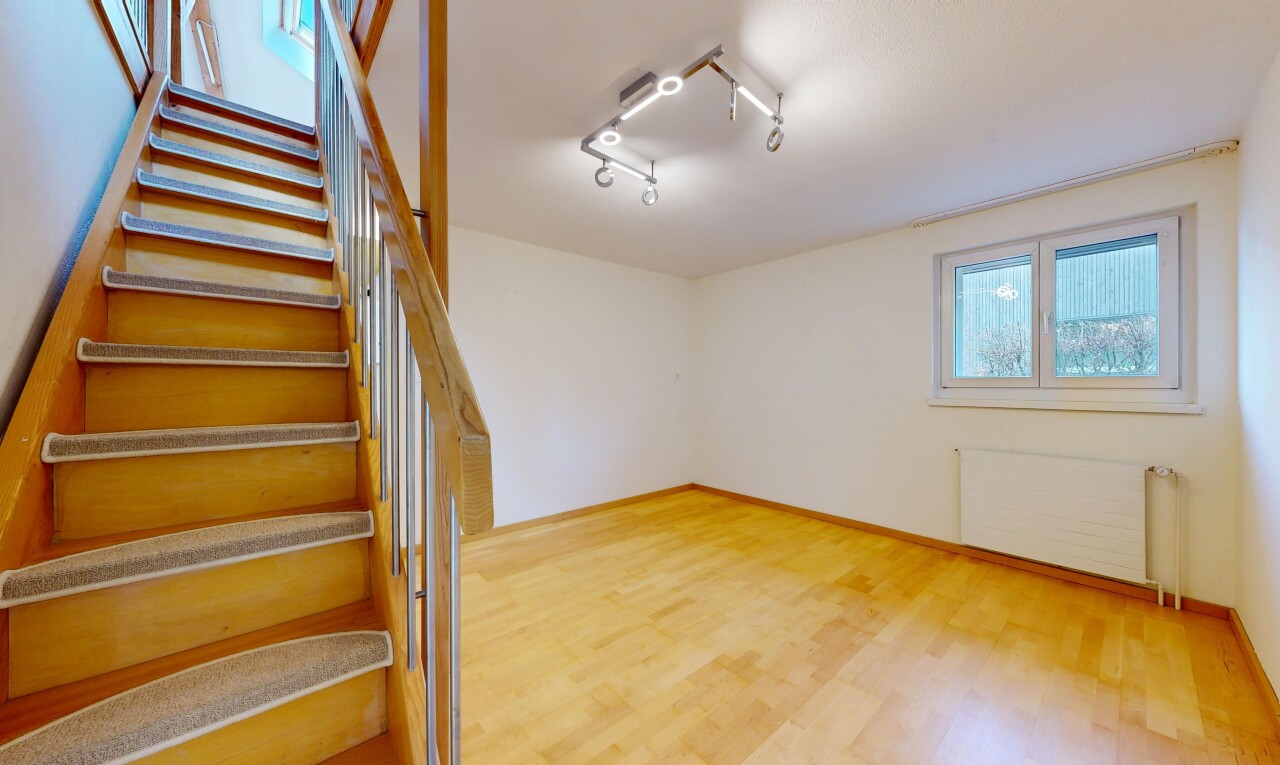 treppe mit kühler, treppen, natural light, natürliches licht, und wood finish floor