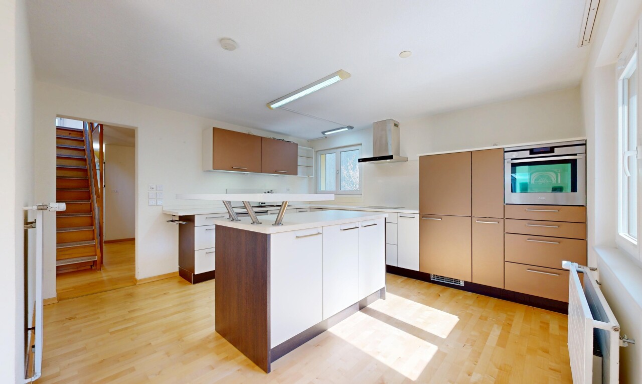 küche mit kücheninsel, kitchen island, arbeitsplatten, light countertops, und holzfußboden