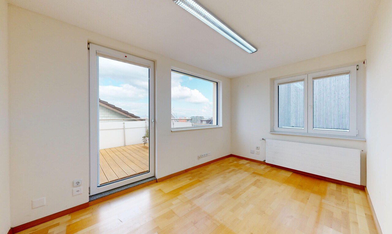 leerer raum mit kühler, gipskartonwand, drywall, inside property, und light floor