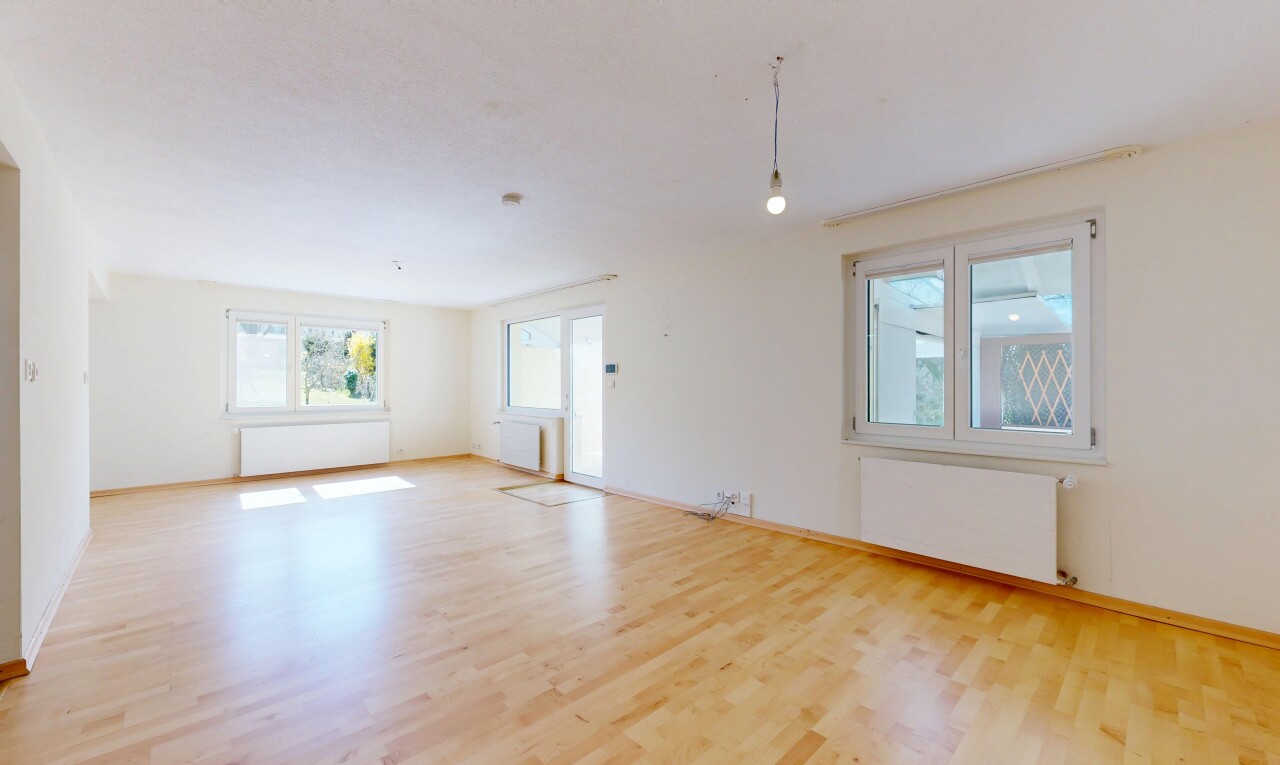 leerer raum mit kühler, gipskartonwand, drywall, natürliches licht, und natural light