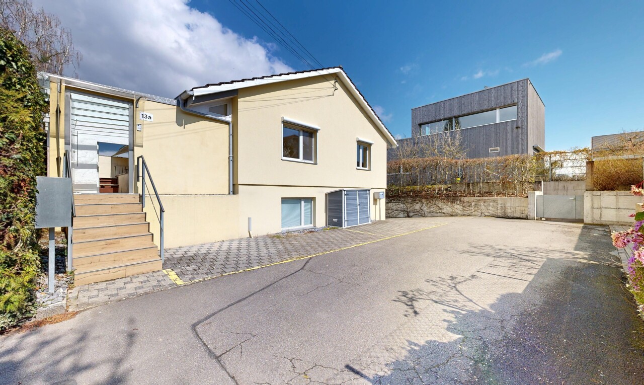 außenansicht mit eingebaute garage, day time, property visible, stuckverkleidung, und auffahrt