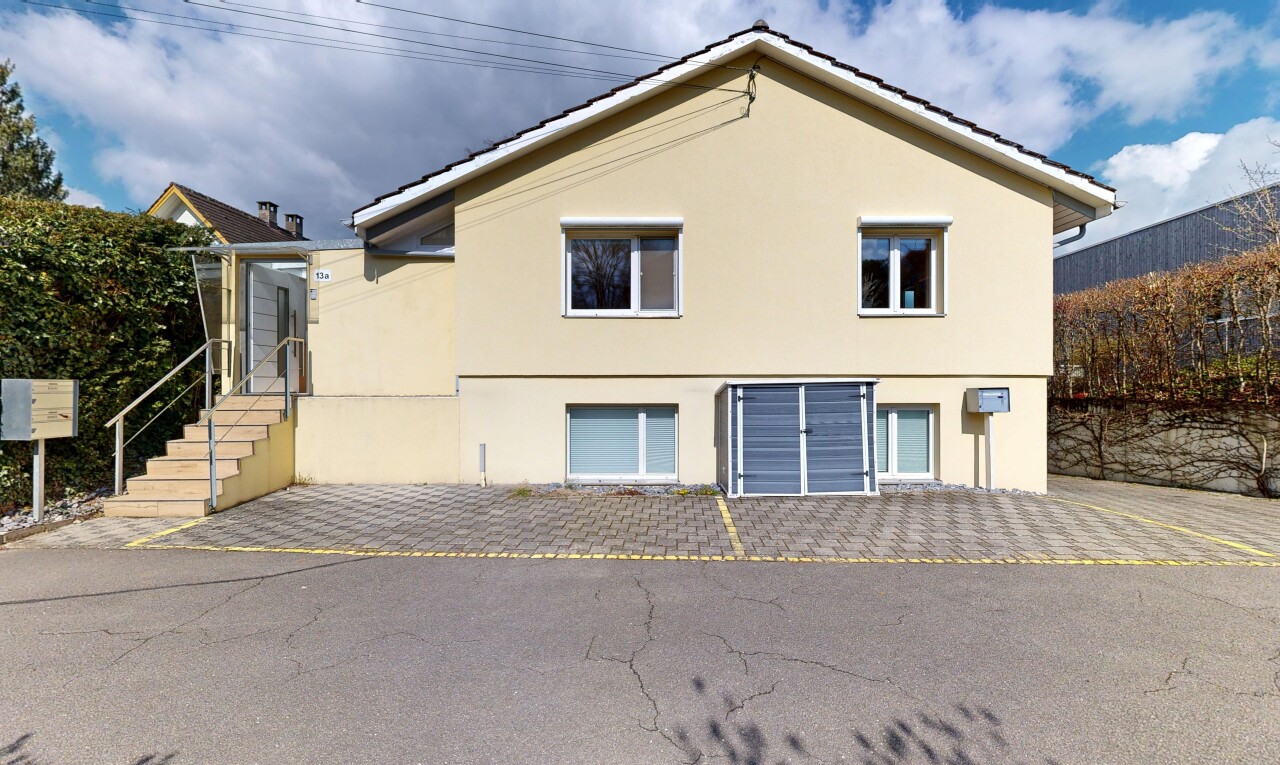 außenansicht mit stuckverkleidung, day time, property visible, und parkplatz