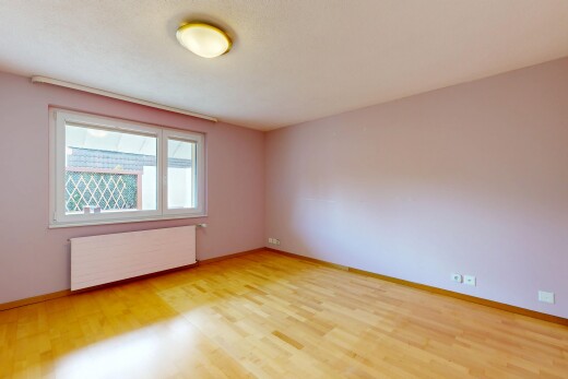 leerer raum mit kühler, gipskartonwand, drywall, natürliches licht, und natural light