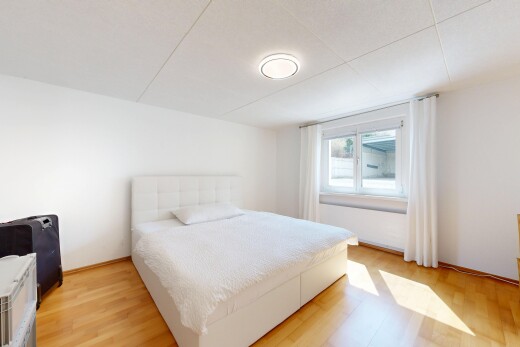 chambre avec inside property, lumière naturelle, natural light, sol en finition bois, et wood finish floor