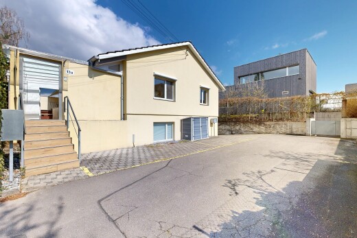 außenansicht mit eingebaute garage, day time, property visible, stuckverkleidung, und auffahrt