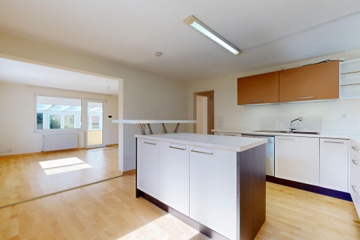 cuisine avec îlot de cuisine, kitchen island, plans de travail, light countertops, et sol en finition bois