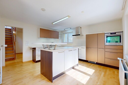 cuisine avec îlot de cuisine, kitchen island, plans de travail, light countertops, et sol en finition bois