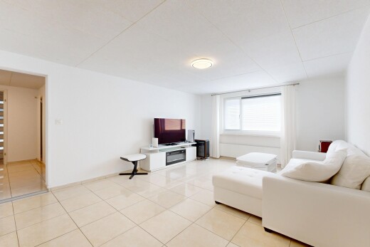 salon avec télévision, light floor, cloison sèche, drywall, et inside property