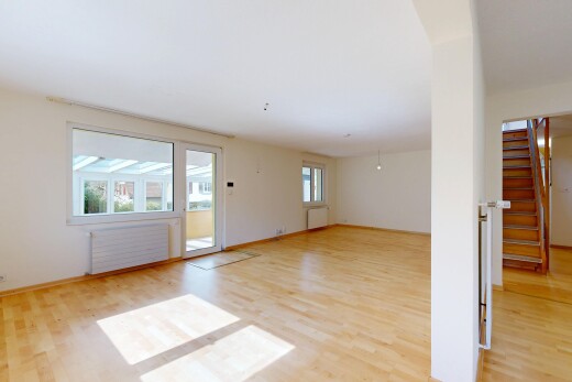pièce vide avec wood finish floor, sol en finition bois, radiateur, inside property, et drywall