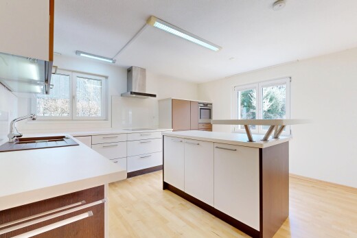 cuisine avec plans de travail, light countertops, sol en finition bois, wood finish floor, et îlot de cuisine