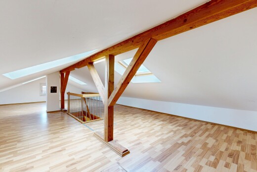 leerer raum mit wood finish floor, holzfußboden, vaulted ceiling, dachschräge, und inside property