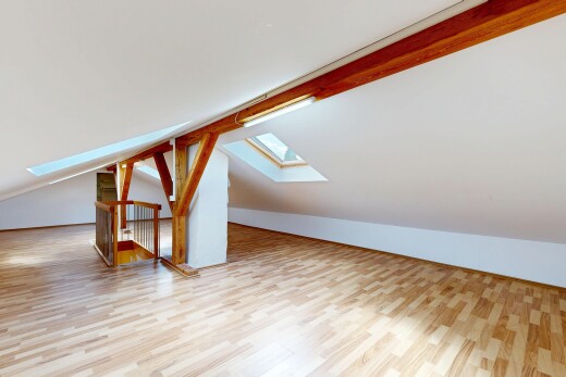leerer raum mit holzfußboden, wood finish floor, dachfenster, dachschräge, und vaulted ceiling