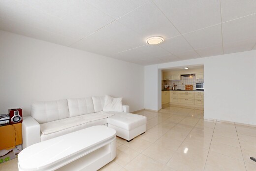 wohnzimmer mit drywall, gipskartonwand, inside property, tile floor, und fliesenboden