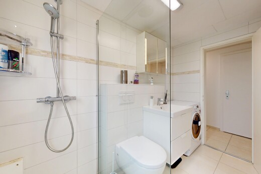 salle de bains avec lavabo (ou coiffeuse selon le contexte), miroir, salle de bain complète, inside property, et douche