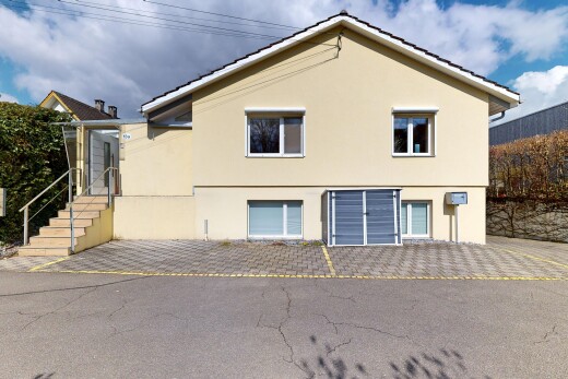 außenansicht mit stuckverkleidung, day time, property visible, und parkplatz