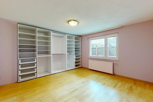 leerer raum mit kühler, gipskartonwand, drywall, light floor, und inside property