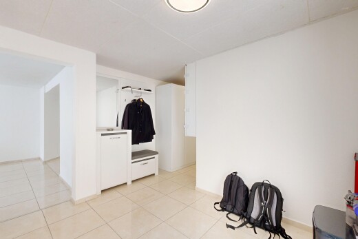 pièce vide avec cloison sèche, drywall, light floor, sol en carrelage, et tile floor