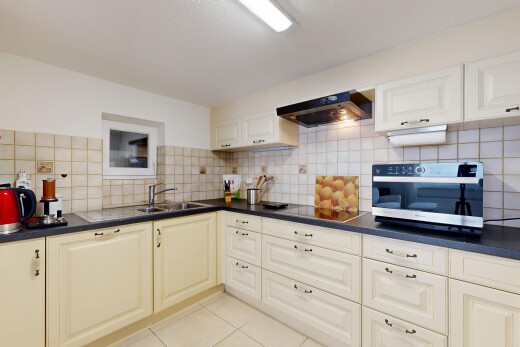 cuisine avec armoires élevées, raised cabinets, micro-ondes, hotte, et inside property