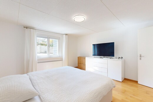 zimmer / schlafzimmer mit fernseher, natürliches licht, natural light, inside property, und gipskartonwand