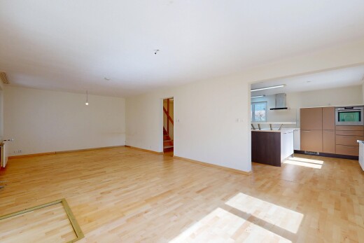 pièce vide avec light floor, sol en finition bois, wood finish floor, inside property, et cloison sèche
