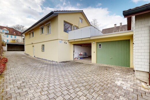 außenansicht mit stuckverkleidung, day time, property visible, balkon, und auffahrt