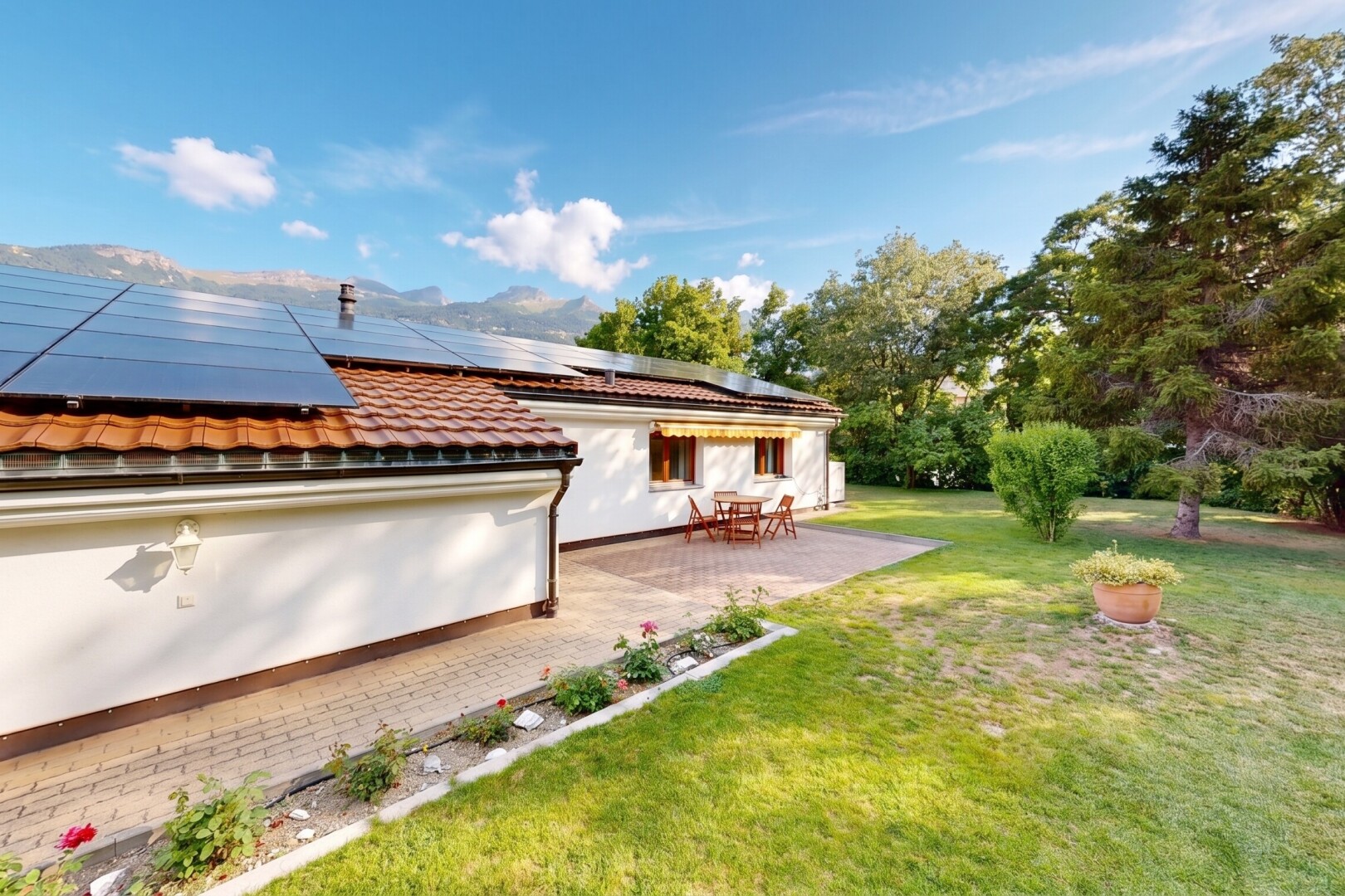 façade avec panneaux solaires, from property, pelouse, terrasse, et toit en tuiles