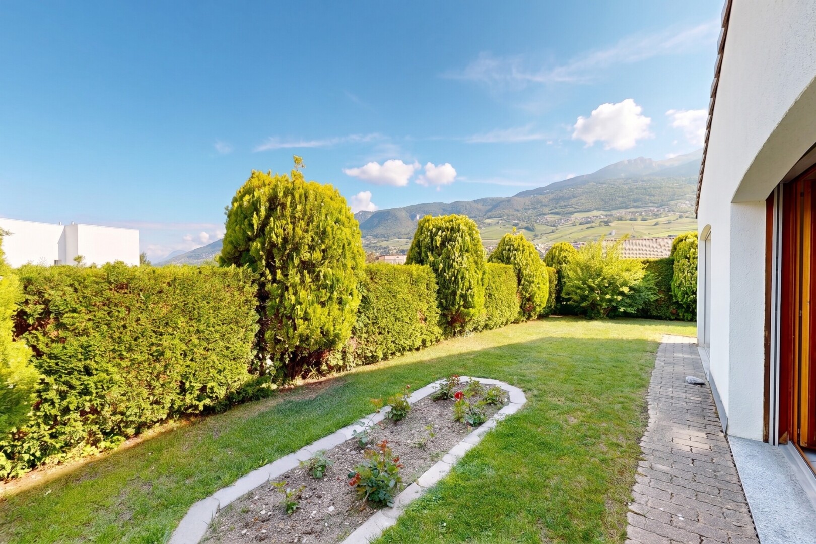 jardin avec from property, pelouse, day time, mountain view, et vue sur la montagne