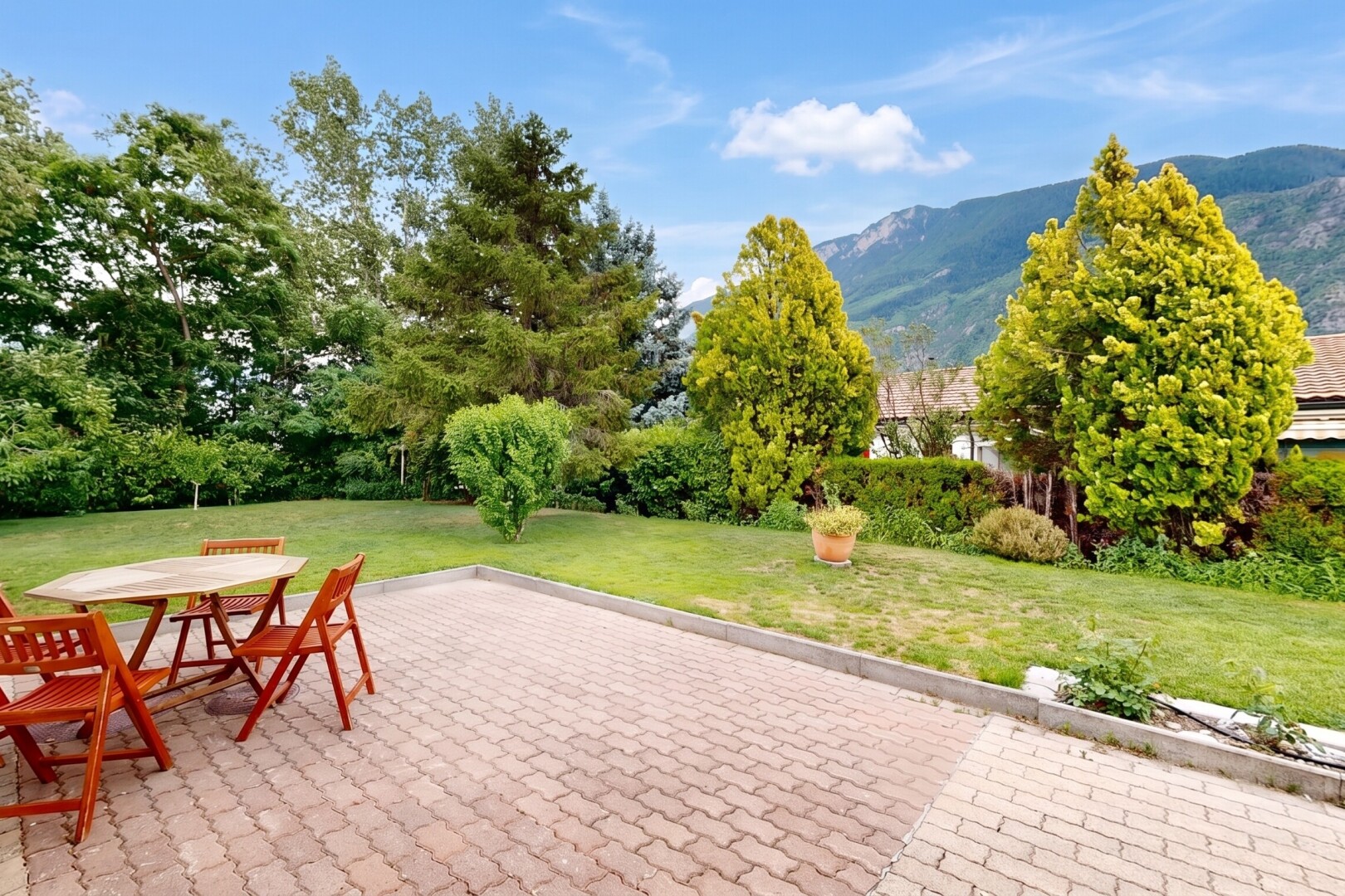 jardin avec from property, pelouse, terrasse, day time, et mountain view