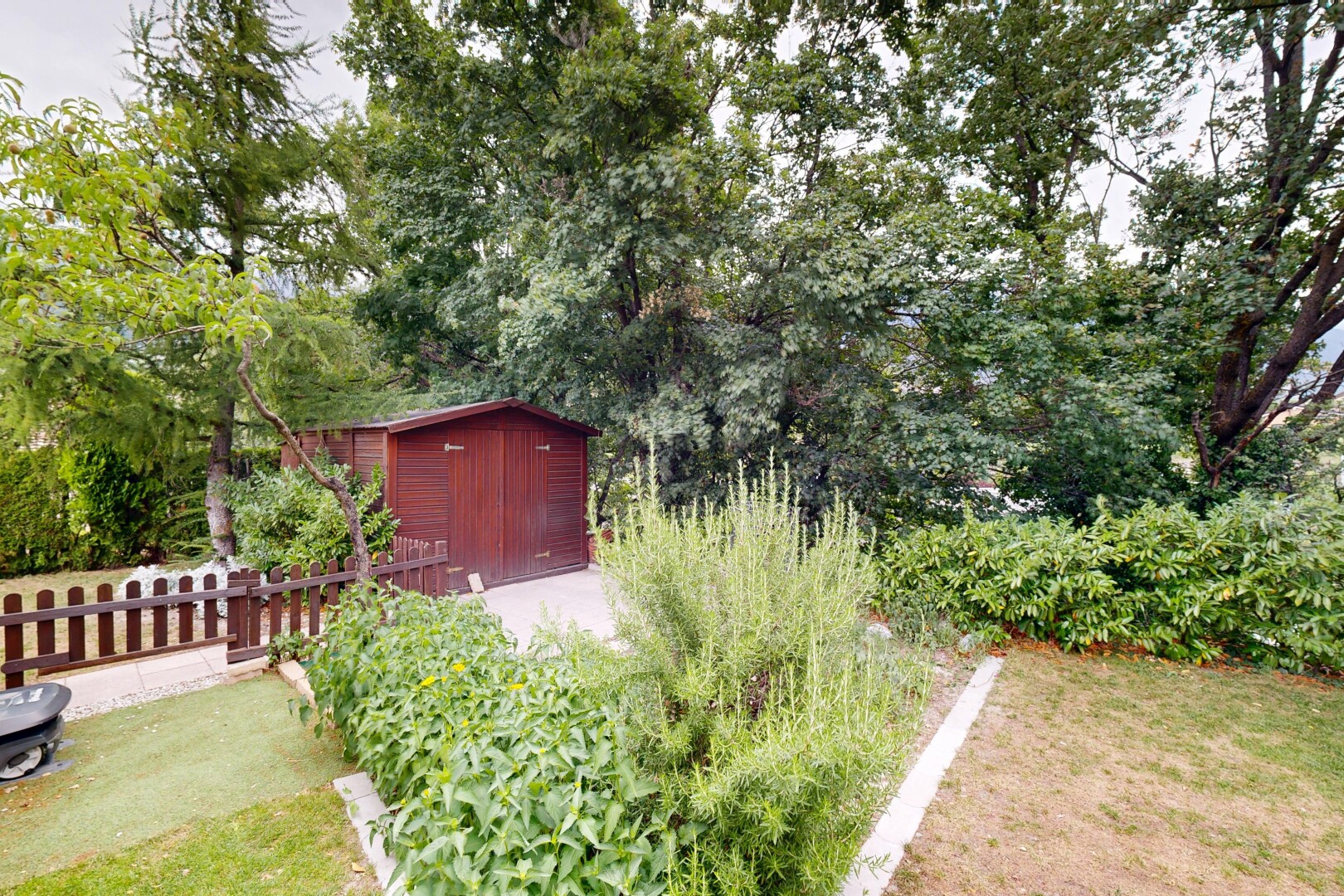 jardin avec abri, structure extérieure, overcast, clôture, et jardin