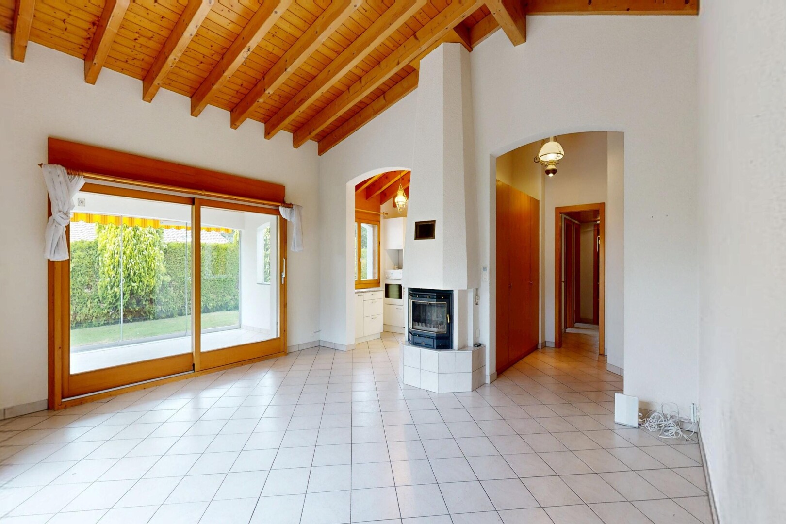 pièce vide avec plafond haut, high ceiling, passages en arc, lumière naturelle, et natural light