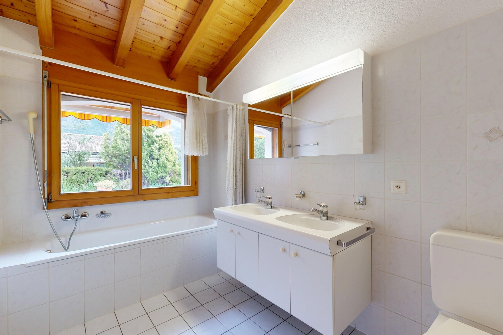 salle de bains avec salle de bain complète, light floor, double vasque, miroir, et inside property