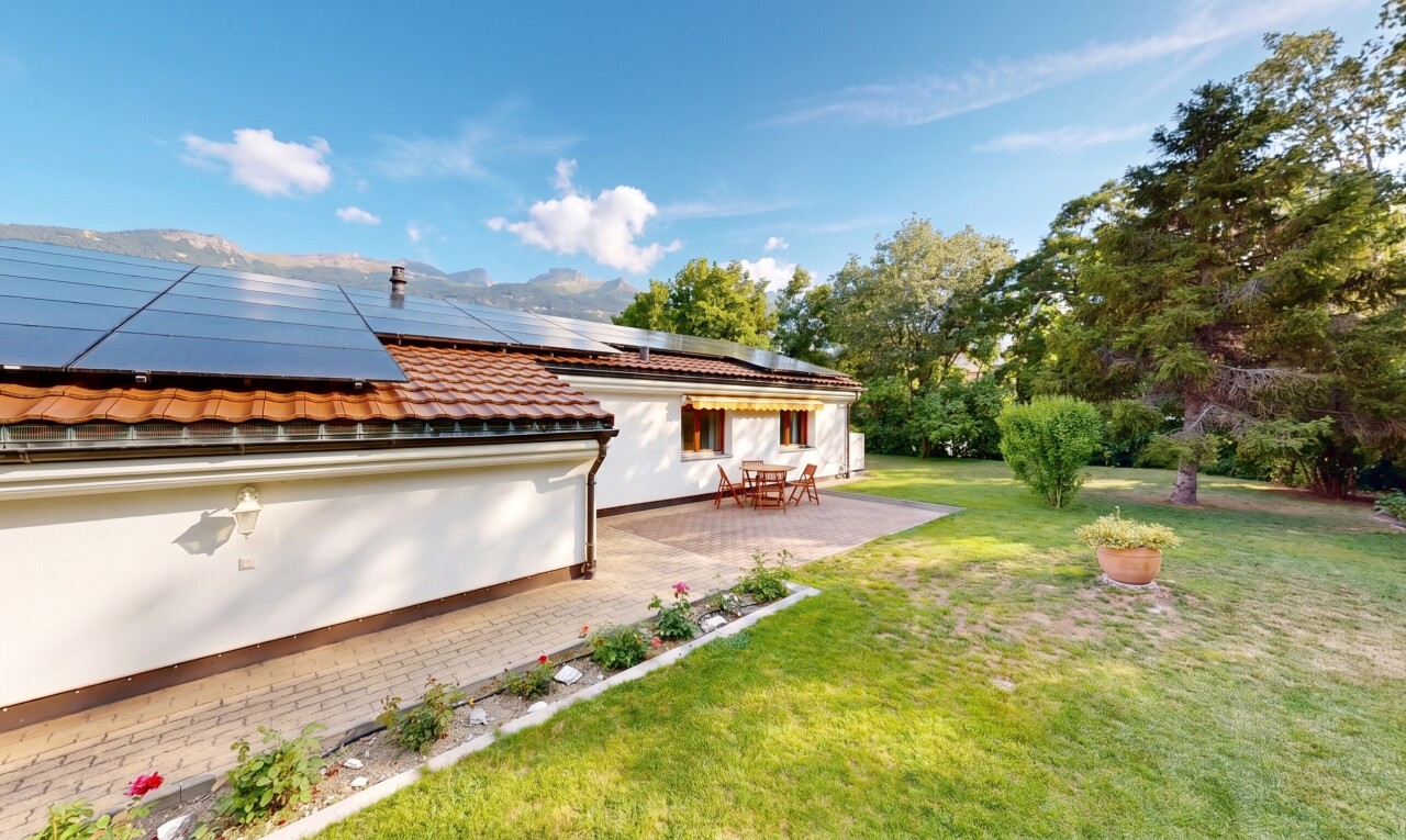 façade avec panneaux solaires, from property, pelouse, terrasse, et toit en tuiles