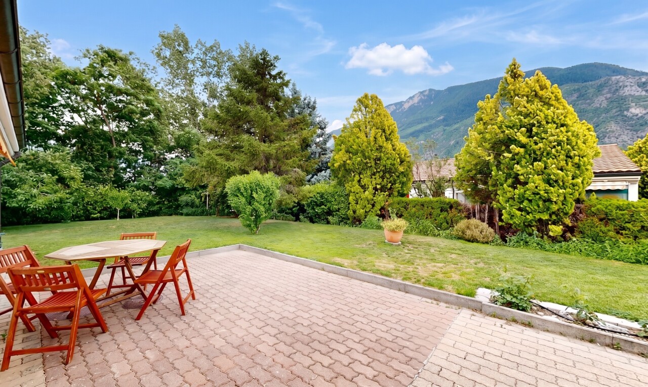 jardin avec from property, pelouse, terrasse, day time, et mountain view