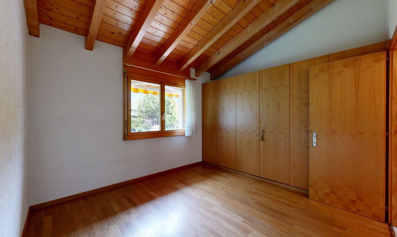 chambre avec inside property, placard, wood finish floor, sol en finition bois, et beamed ceiling