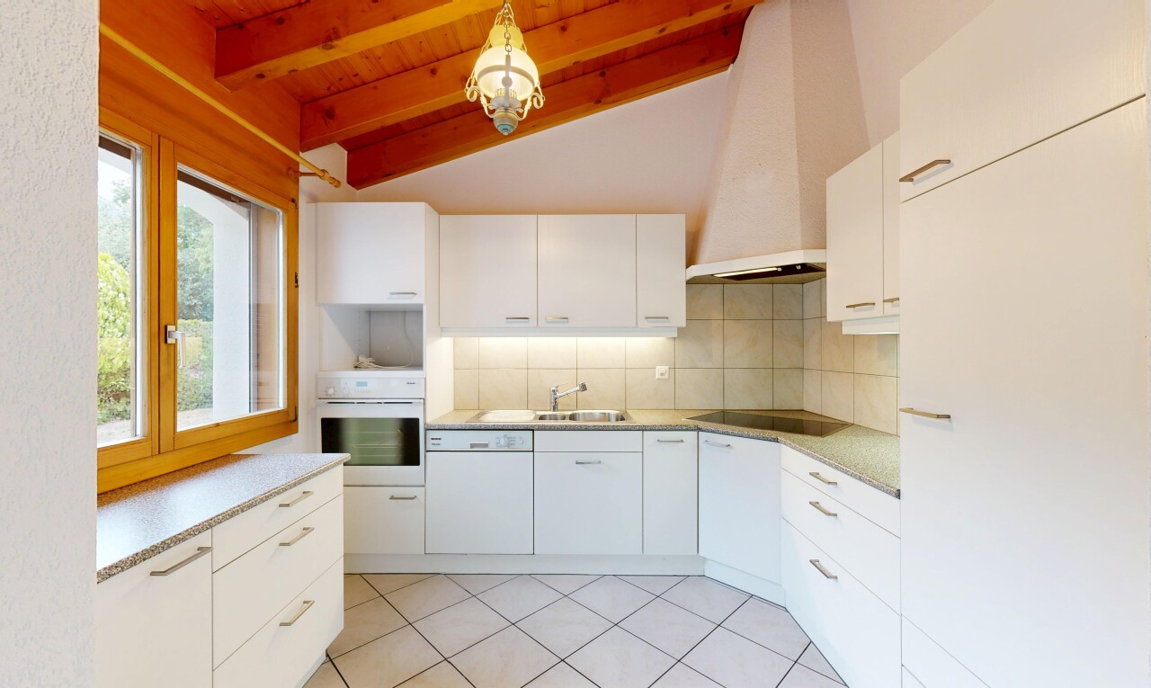 cuisine avec white cabinets, armoires blanches, four, light floor, et hotte