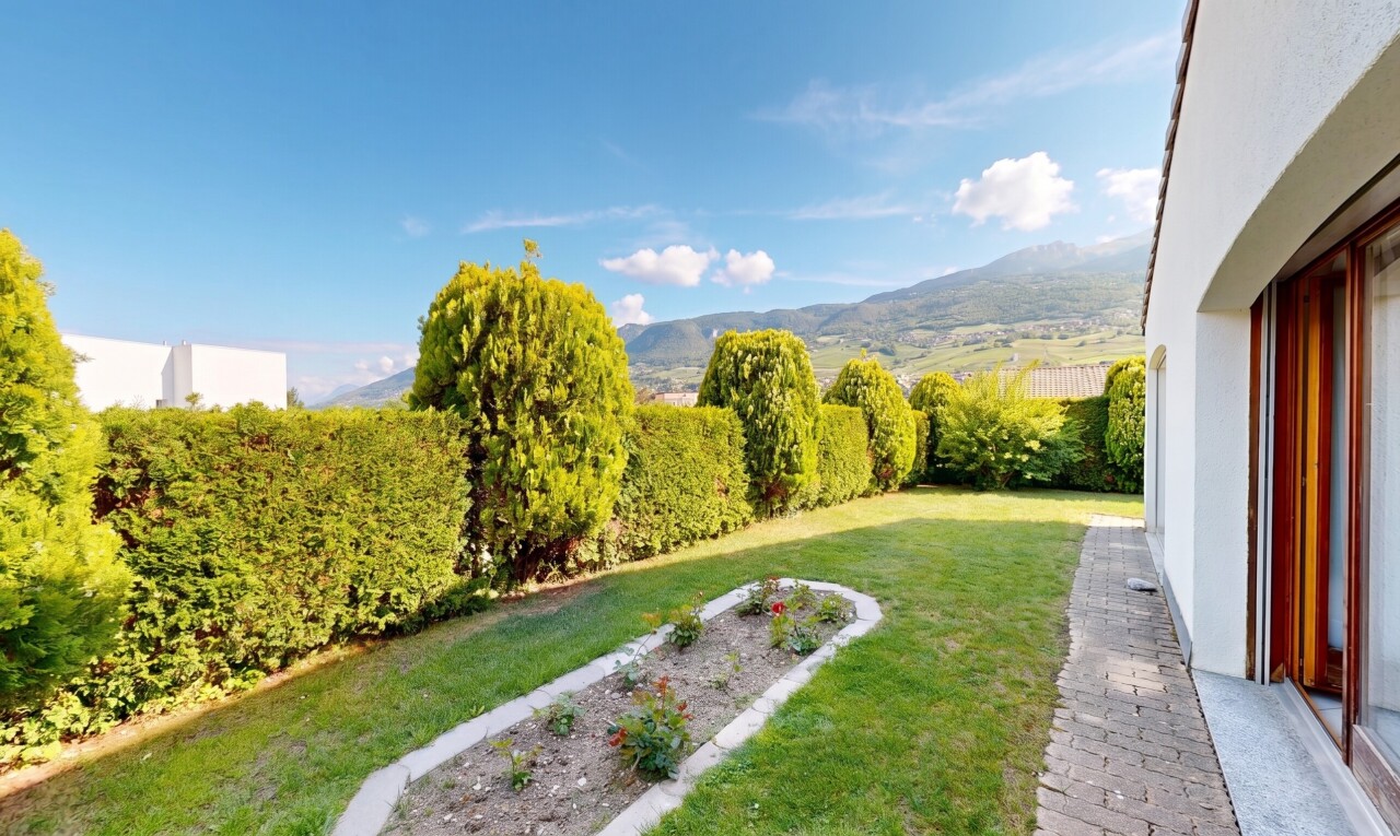 jardin avec from property, pelouse, day time, mountain view, et vue sur la montagne