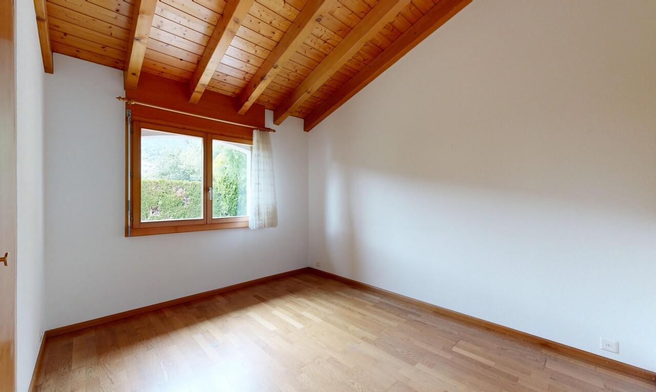 pièce vide avec inside property, wood ceiling, plafond en bois, drywall, et cloison sèche