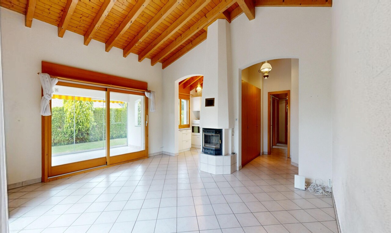 pièce vide avec plafond haut, high ceiling, passages en arc, lumière naturelle, et natural light