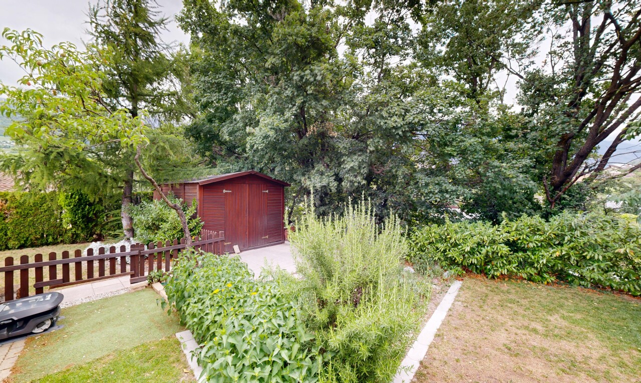 jardin avec abri, structure extérieure, overcast, clôture, et jardin