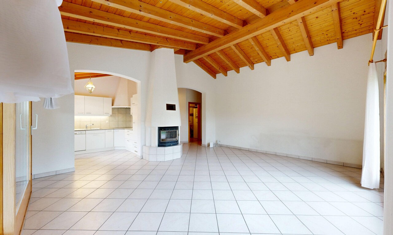 pièce vide avec vaulted ceiling, plafond voûté, inside property, light floor, et beamed ceiling