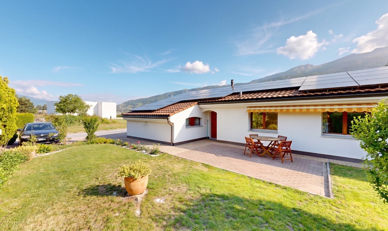 façade avec panneaux solaires, property visible, bardage en stuc, day time, et pelouse