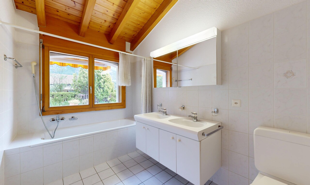 salle de bains avec salle de bain complète, light floor, double vasque, miroir, et inside property