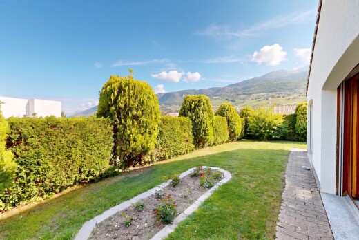 jardin avec from property, pelouse, day time, mountain view, et vue sur la montagne