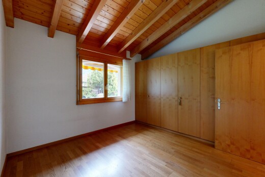 chambre avec inside property, placard, wood finish floor, sol en finition bois, et beamed ceiling