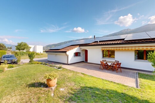 außenansicht mit solaranlage, property visible, stuckverkleidung, day time, und rasen