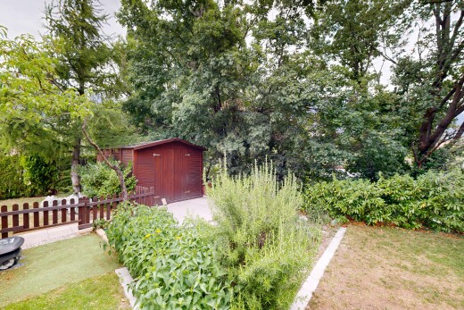 jardin avec abri, structure extérieure, overcast, clôture, et jardin